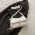 Sac sous le bras en cuir verni blanc brillant avec boucle dorée et bandoulière réglable - Blanc