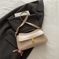 Sac à bandoulière carré en cuir verni beige avec boucle dorée et bandoulière réglable - Khaki
