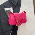 Sac à bandoulière rose fuchsia avec fermoir métallique doré et sangle réglable - Rose Rouge