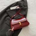 Sac à épaule en cuir verni bordeaux brillant avec boucle en métal doré et sangle - Rouge
