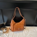 Orangefarbene Hobo-Tasche aus Lackleder mit Glanzeffekt und vorderer Klappentasche - Braun