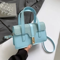 Sac à main bleu clair chic avec rabat pailleté argenté et fermoir tournant doré - Bleu