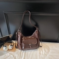 Dunkelbraune glänzende Tote-Schultertasche mit elegantem Metallverschluss-Detail - Kaffeebraun
