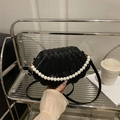 Sac bandoulière noir en forme de coquille avec perles et texture peau de serpent - Noir