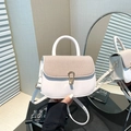 Elegante borsa a tracolla bianca quadrata con patta in tessuto beige e chiusura oro - Bianco