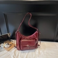 Borsa tote retrò in vernice rosso vino con finitura lucida e spalline regolabili - Borgogna