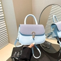 Borsa a sella azzurra a righe lavanda con fibbia dorata e tracolla staccabile - Blu