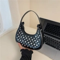 Borsa a mezzaluna nera stile punk Y2K con borchie argento e finitura lucida - Nero