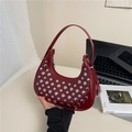 Borsa a mezzaluna bordeaux in ecopelle con borchie argentate e manico superiore - Rosso