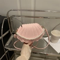 Sac bandoulière rose en forme de coquillage avec motif serpent et détails de perles chic - Rose