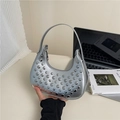 Borsa a mezzaluna argento stile Y2K con borchie metalliche e cerniera elegante - Argento