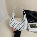 Elegante borsa hobo bianca in pelle con borchie argentate e manico superiore unico - Bianco