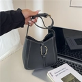 Sac seau noir élégant avec surpiqûres blanches contrastées et long gland décoratif - Noir