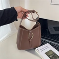 Sac seau en cuir marron avec surpiqûres blanches et boucle métallique dorée élégante - Marron