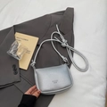 Schicke silberne Umhängetasche im Minimal-Stil mit Knotengurt und Lederstruktur - Silber