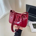 Borsa baguette rossa lucida in ecopelle con coulisse decorativa e occhielli dorati - Rosso