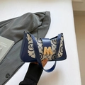 Borsa sottospalla in jacquard blu navy con motivo M e fibbia metallica dorata - Blu