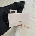 Sac enveloppe chic en cuir Saffiano blanc avec bandoulière chaîne dorée et fermoir métal - Blanc