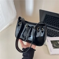 Borsa a spalla minimalista in pelle verniciata nera con coulisse e occhielli dorati - Nero