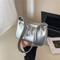 Borsa a spalla chic in argento metallizzato con chiusura a coulisse e effetto specchio - Argento