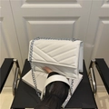 Petit sac carré blanc matelassé élégant avec bandoulière en chaîne argentée - Blanc