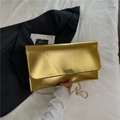 Sac bandoulière minimaliste doré avec chaîne et finition en texture PU brossé - Or