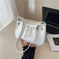 Borsa a spalla in ecopelle bianca lucida con coulisse e occhielli dorati - Bianco