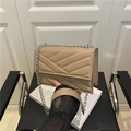 Élégant petit sac à bandoulière matelassé beige avec une bandoulière en chaîne argentée - Kaki