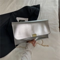 Pochette rectangulaire argentée chic avec texture croisée et chaîne dorée - Argent