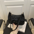 Schicke Hobo-Tasche mit schwarzer Schlangenhaut-Prägung und goldenen Details - Schwarz