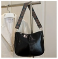 Dettaglio della borsa hobo nera lucida con tracolla colorata in jacquard etnico - Nero
