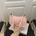 Zartrosa Baguette-Tasche mit Schlangenprägung, Doppelriemen und moderner Halbmondform - Rosa
