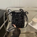 Bolso tote de lona negra acolchada con diseño de lazos blancos y cierre de cordón - Negro