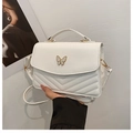 Borsa a tracolla bianca trapuntata con fibbia a farfalla e dettagli dorati raffinati - Bianco