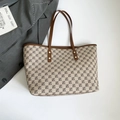 Bolso tote grande beige con patrón de monograma geométrico y asas de cuero marrón - Estilo de Monograma de Letras / Caqui