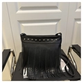 Sac fourre-tout noir à franges avec clous argentés et texture de cuir litchi grainé - Noir