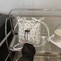 Bolso tote de lona acolchada con estampados de lazos negros y cierre de cordón - Blanco