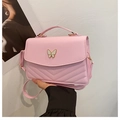 Borsa a tracolla rosa con dettaglio a farfalla ed eleganti cuciture trapuntate a V - Rosa