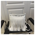 Sac fourre-tout blanc en similicuir avec détails cloutés et design à franges - Blanc