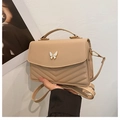 Borsa a tracolla beige in pelle PU con trapuntatura a V e fibbia a farfalla bianca - Cachi