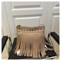 Sac fourre-tout marron clair avec rivets et franges bohèmes en similicuir souple - Kaki