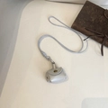 Kopfhörertasche aus silbernem Leder mit langer Kordel und Perlglanz-Finish - Silber