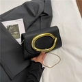 Bolso bandolera negro con solapa, gran anillo ovalado dorado y correa de cadena fina - Negro