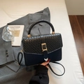 Borsa a tracolla nera alla moda con manico intrecciato e fibbia dorata lucida - Nero