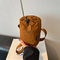 Mini-Umhängetasche aus braunem Nylon mit Kordelzugfach und Modelabel für draußen - Orange