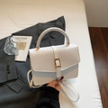 Elegante borsa a tracolla bianca con patta intrecciata e accenti in metallo dorato - Bianco