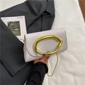 Bolso bandolera blanco en piel Saffiano con gran anillo dorado y elegante cadena fina - Blanco