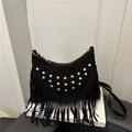 Borsa hobo nera in finto scamosciato con borchie dorate e lunghe frange - Nero