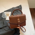 Borsa a tracolla in pelle marrone con patta intrecciata e fibbia dorata stile elegante - Marrone