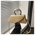 Bolso dorado estructurado con asa metálica plateada y solapa curva elegante - Dorado